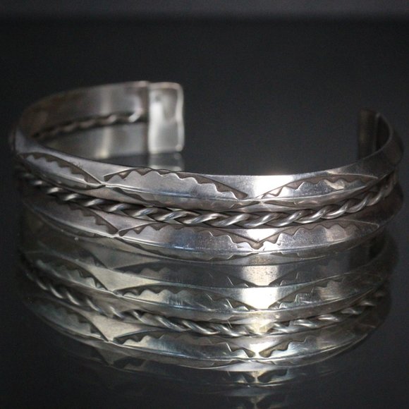 STERLING SILVER CARINATED CUFF NAVAJO OLD PAWN HAND TOOLED BRACELET - Picture 3 of 7